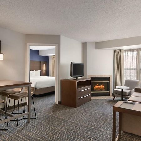 Residence Inn By Marriott Buffalo Galleria Mall Чийктоуага Екстериор снимка