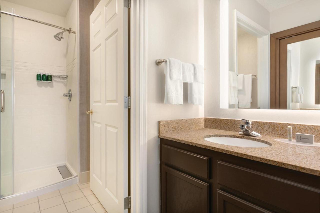 Residence Inn By Marriott Buffalo Galleria Mall Чийктоуага Екстериор снимка