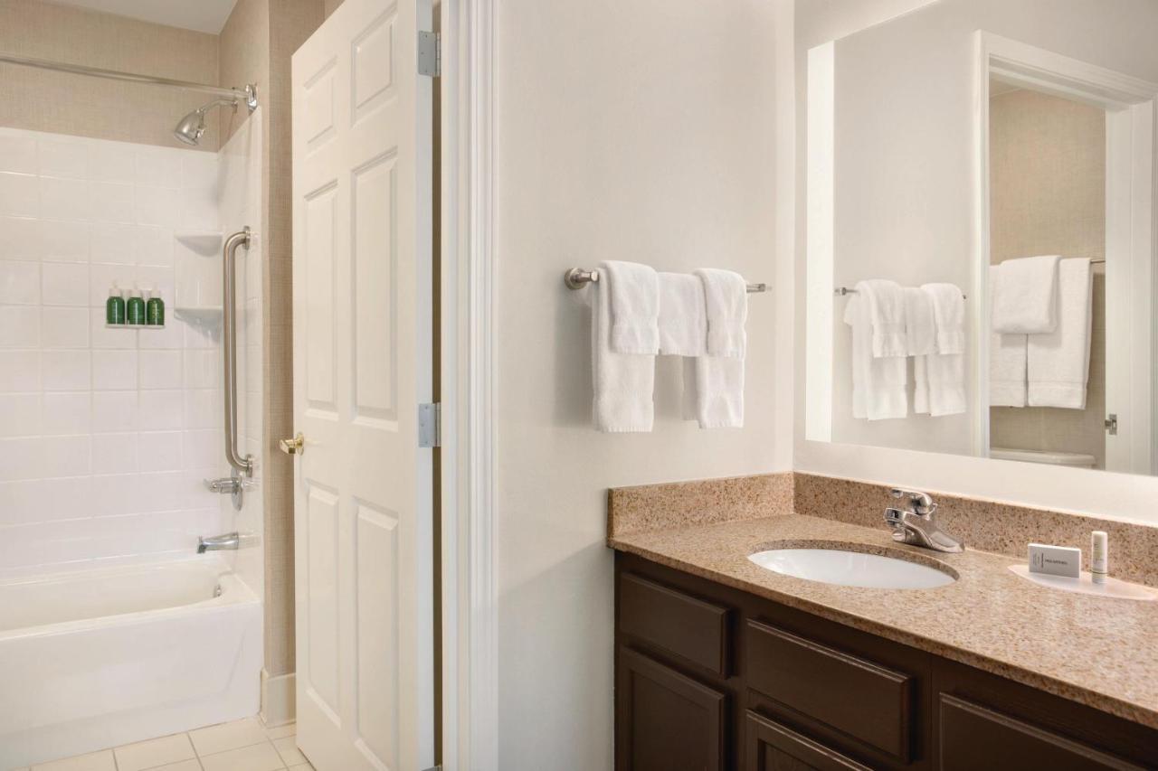 Residence Inn By Marriott Buffalo Galleria Mall Чийктоуага Екстериор снимка