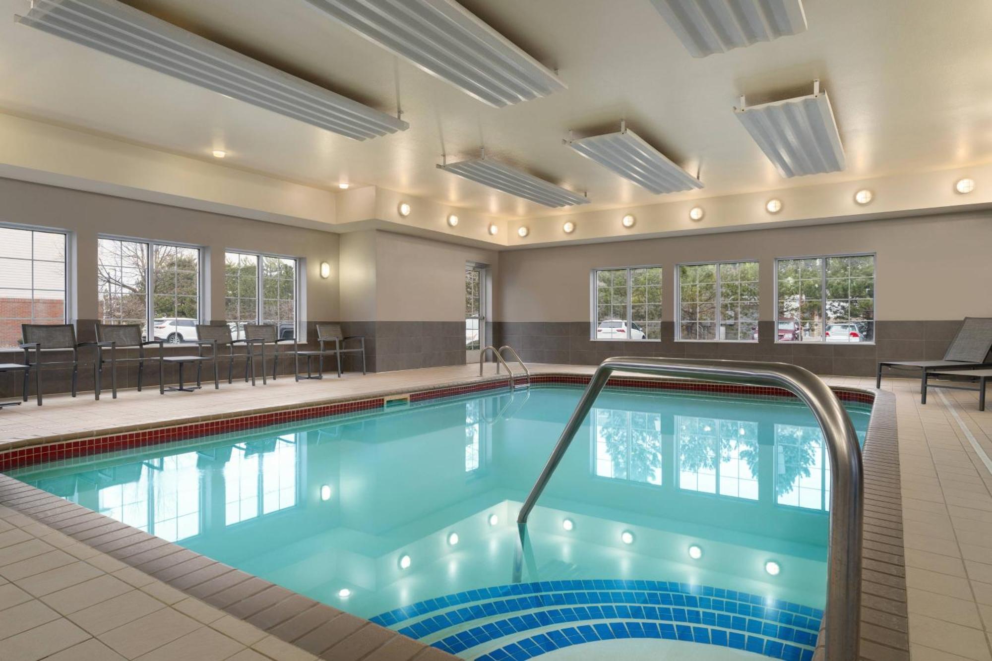 Residence Inn By Marriott Buffalo Galleria Mall Чийктоуага Екстериор снимка