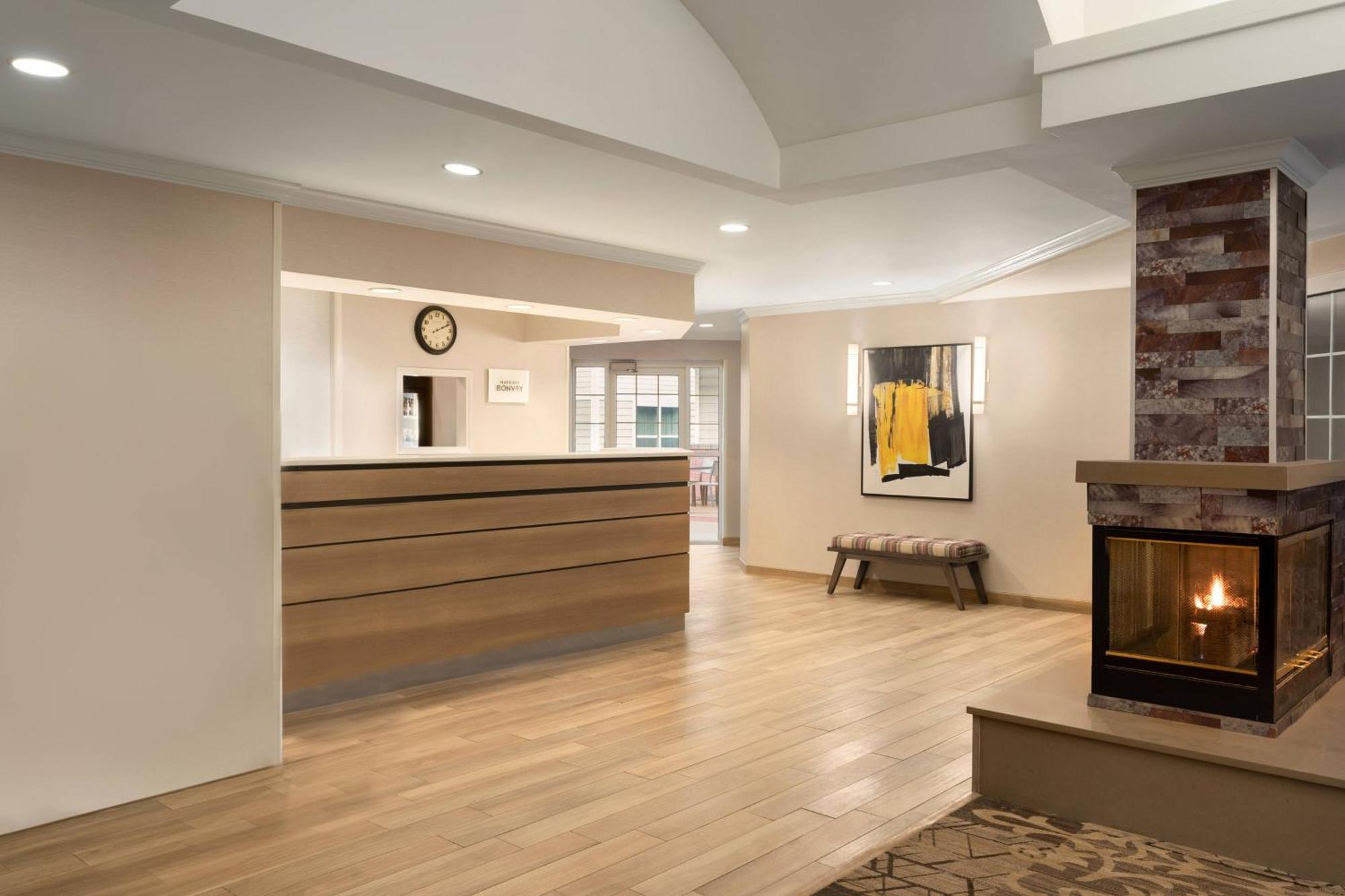 Residence Inn By Marriott Buffalo Galleria Mall Чийктоуага Екстериор снимка